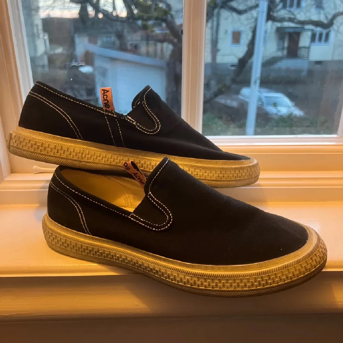 Svarta slip-on sneakers från Novesta