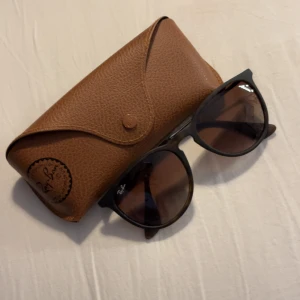 Bruna solglasögon från Ray-Ban - Snygga bruna solglasögon från Ray-Ban med bruna glas och klassisk båge. Kommer med originalfodral i brunt läder. Knappt använd, nyskick!