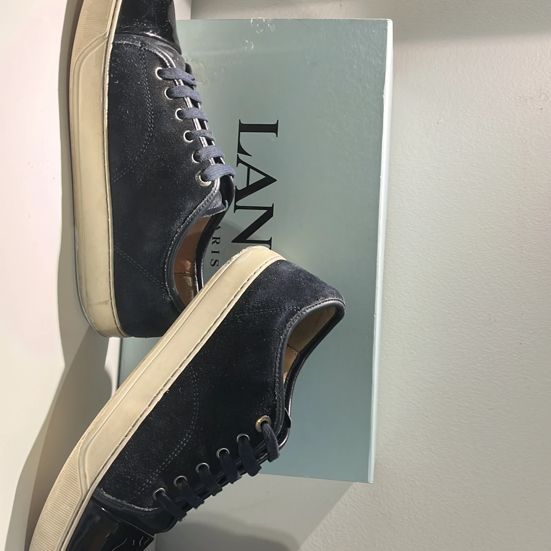 Svarta sneakers från Lanvin i mocka