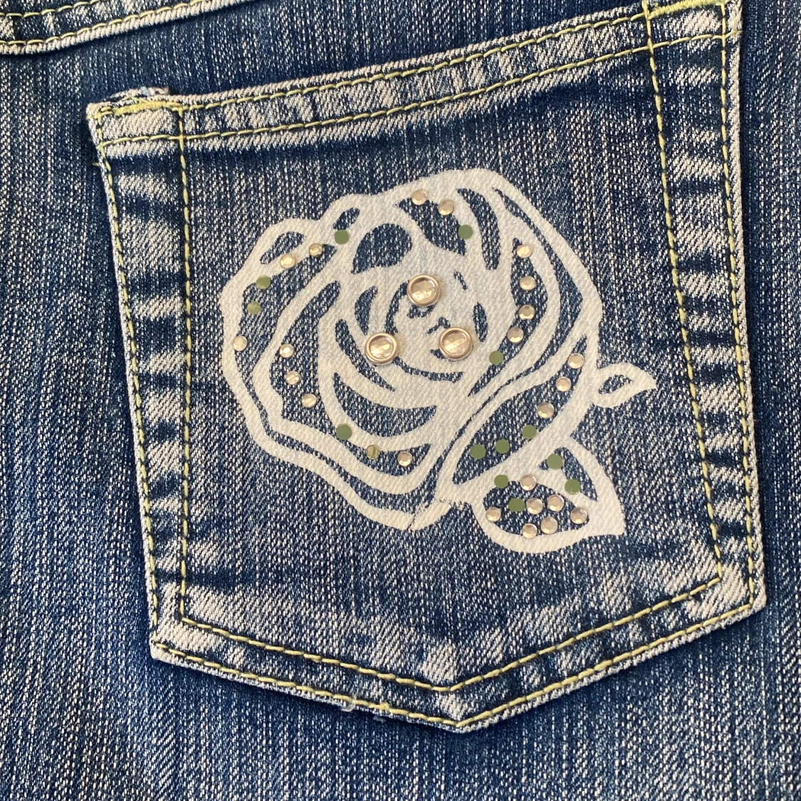 Jeanskjol med broderad blomma och strass - 3