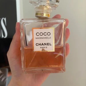 Coco Mademoiselle Eau de Parfum Intense från Chanel - Parfym från Chanel, Coco Mademoiselle. Flaskan är 100 ml och hälften kvar så ca 50 ml. Korken sitter lite snett. 
