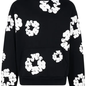 Svart denim tears hoodie - Cool svart sweatshirt med stora vita blommor från Marimekko. Tröjan har lång ärm, rund hals och en stor magficka framtill. Perfekt för dig som gillar statement-plagg och vill sticka ut lite extra.