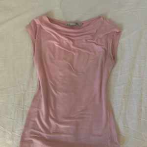 Lager157 topp - En enkel och stilren ljusrosa topp med rund halsringning och ärmlös design. Tröjan är använd ett fåtal gånger men är i bra skick!