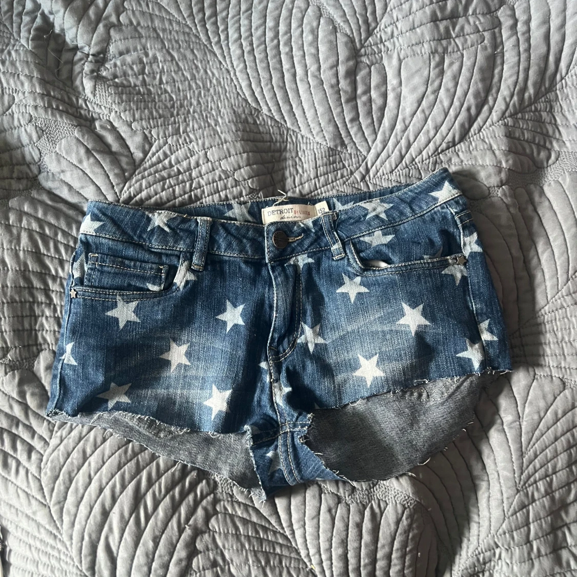 Jeansshorts med stjärnmönster - 1