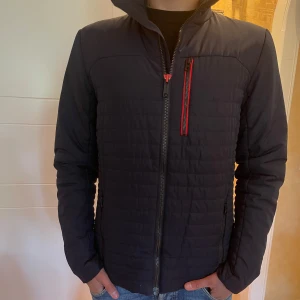 Helly Hansen vindjacka - Denna jacka är perfekt nu till sommaren då den är väldigt tunn och perfekt för segelväder. Helt nytt skick och inte använd för ett dugg. Sitter lite stor på mig så M passar perfekt för denna jacka. Pris kan diskuteras🙌🏾🤗 hör av er vid frågor och funderingar ☺️