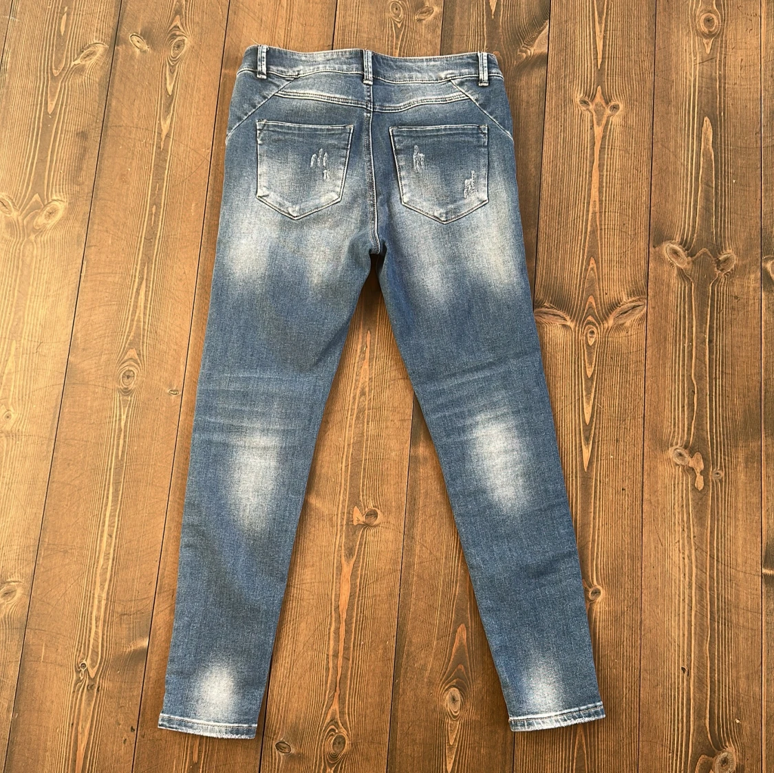 Blå slitna jeans med patchwork från Love Forever - 1