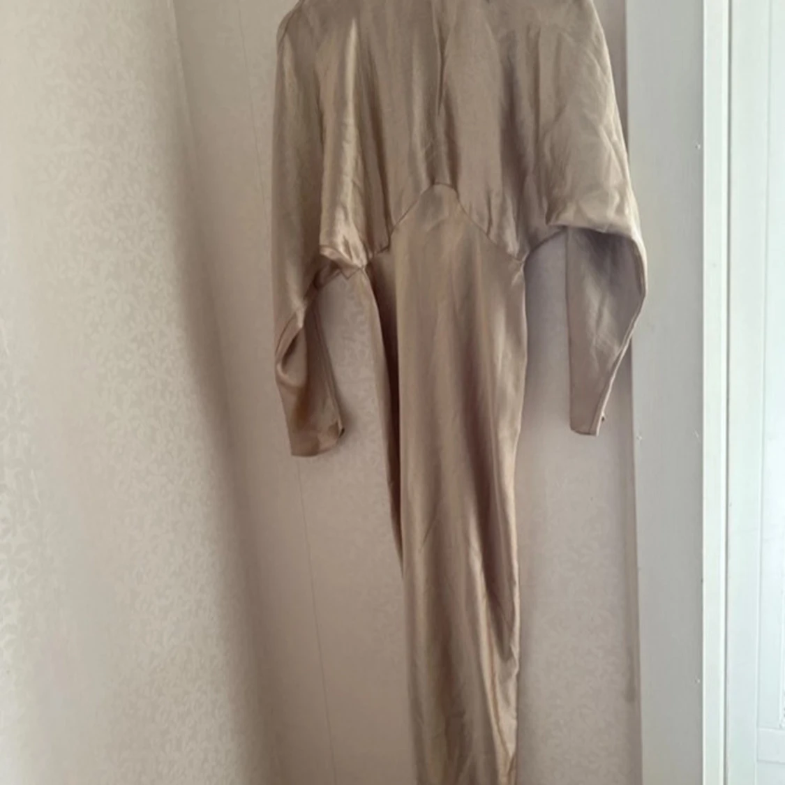 Beige långklänning med lång ärm