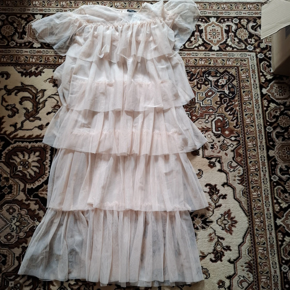 Ljus volangklänning med puffärm - 3