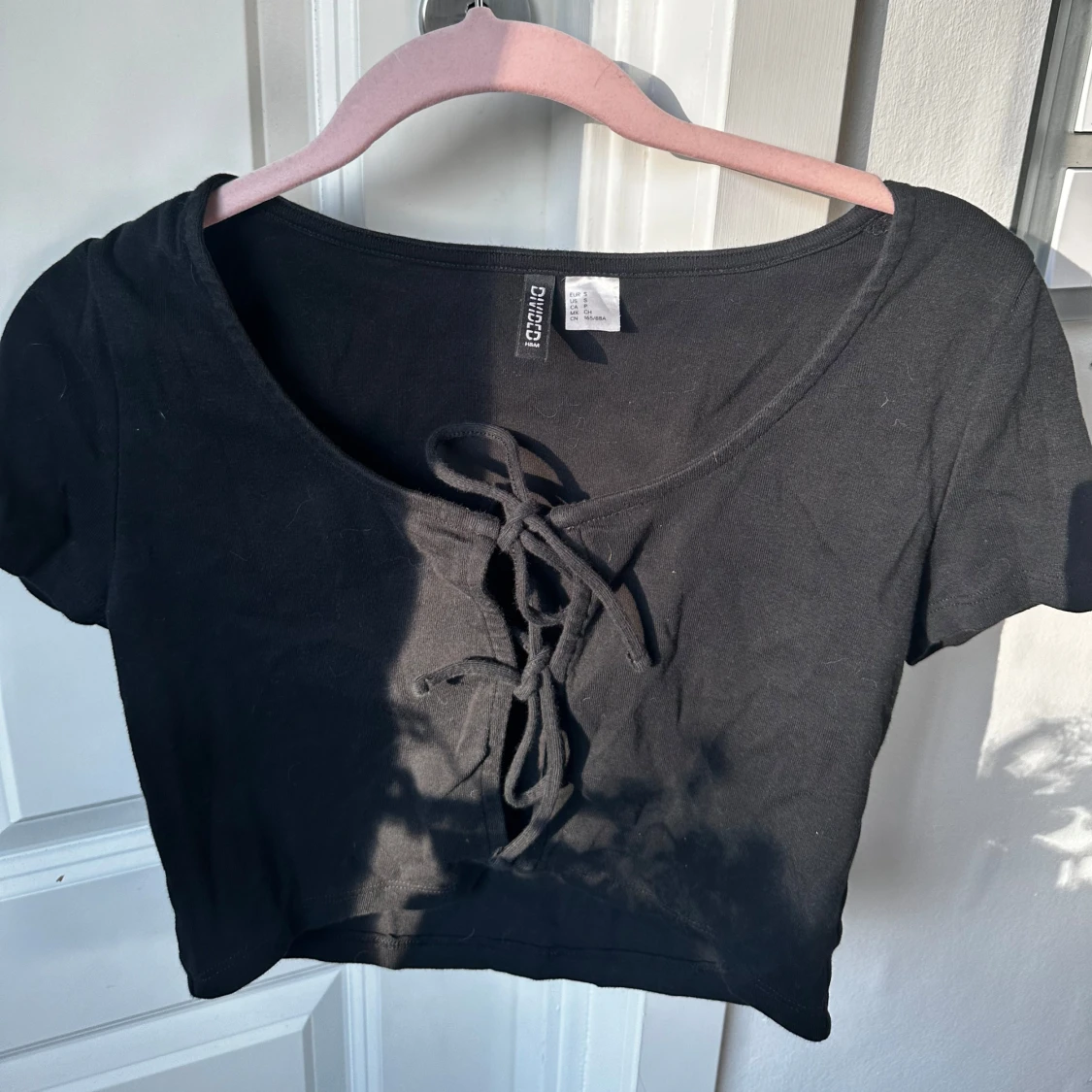 Svart croppad topp med snörning från H&M Divided