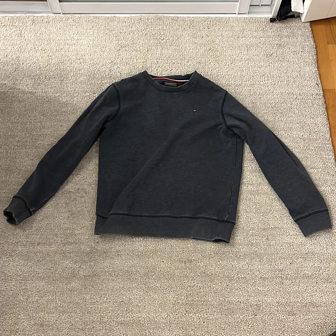 Mörkgrå sweatshirt från Tommy Hilfiger