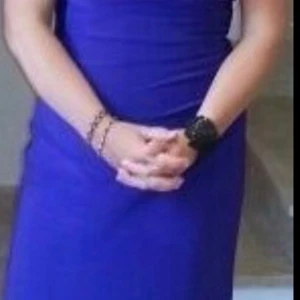 Marinblå långklänning från Ralph Lauren - Säljer en elegant marinblå långklänning från Ralph Lauren med draperad detalj över byst och midja. Klänningen har en figurnära passform och är ärmlös, perfekt för speciella tillfällen. Flexibelt tyg- elastan 