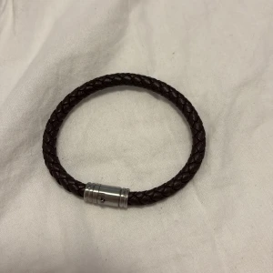 Armband John henric - Skitsnyggt armband från John Henric. Kostade 399kr å har inte kommit till användning. Är i storlek 18 eller 20, kom ej ihåg men den mindre storleken så passar den med ngt tunnare handleder. Säljer billigt då ej kommer till användning