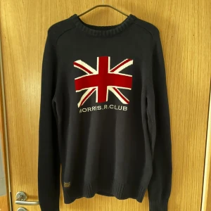 Mörkblå stickad tröja från från Morris  - Snygg mörkblå stickad tröja från Morris. Nypris: runt 1000kr