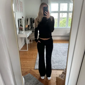 Svart see through från Gina Tricot - Säljer en svart långärmad see through grymt snygg topp ifrån Gina tricot då den nästan aldrig blev använd🥰