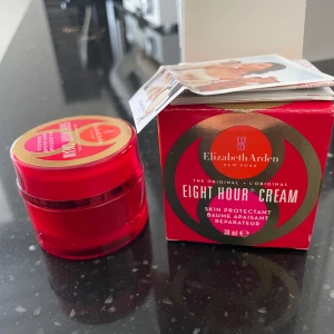Elizabeth Arden Eight Hour Cream Skin Protectant - Multifunktionell Eight Hour Cream från Elizabeth Arden i en röd och guldig burk, 30 ml. Kan användas som läppbalsam, för torra partier eller för att ge glow. Klassisk produkt med skyddande och återfuktande egenskaper.