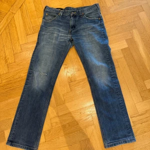 Blå Lee jeans - Säljer ett par vintage jeans från Lee i en riktigt schysst tvätt med rak passform. Jeansen har en defekt som inte märks av, se bild 5. Står ingen storlek men sitter som ett par 30x32 jeans. Priset går att diskutera vid snabb affär. Hör av dig vid funderingar eller frågor!!