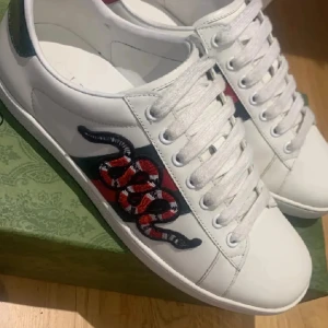 Gucci ace  - Hej säljer nu mina feta Gucci ace skor med orm| Skick 9/10| Jätte fräscha och även snygga till vädret nu och sommaren| Box medföljer ej men dustbag medföljer!!