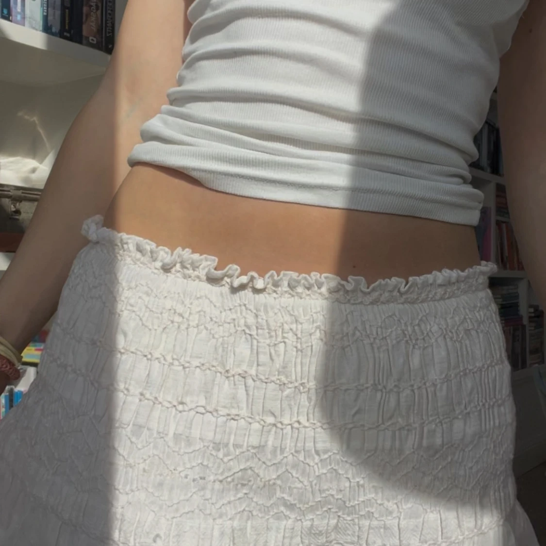 Vit kortkjol med volangkant - 1