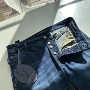 Blå jeansbyxor av Handpicked - Sköna jeans från det italienska märket Handpicked. Modellen är ’Parma’ och är fokuserad på stilren komfort och såklart bra kvalité. I princip oanvända men säljer då jag vill bli av med kläder och casha in lite sommarpengar. Tveka inte om ni har någon fundering eller vill ha fler bilder. Nypris: ca 3000kr 