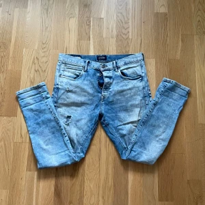 Blå jeans från Jack&Jones - Inga skador alls, skriv vid frågor/funderingar. Storlek: W33 L32