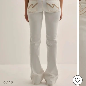 Vita jeans  - Säljer dessa populära vita jeans från Nelly. Skriv privat för egna bilder 