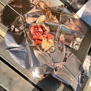 Ballonger Ballongpaket i metallic rosé - Ballongpaket i metallic rosé Detta dekorationspaket innehåller:  2 st folieballonger formade som stjärnor i metallic rosé 2 st runda folieballonger i samma eleganta färg Vanliga latexballonger i matchande nyanser Ballonger fyllda med konfetti Medföljande snöre för upphängning eller dekoration Perfekt till fest, kalas eller andra firanden där du vill sätta en lyxig och festlig ton