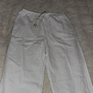 Vita linnebyxor  - Vita linnebyxor i storlek XS, men är stora i storleken så mer som en S. Helt nya, lagom för mig som är 163 cm. Säljer då jag råkade köpa 2 par, 400kr nypris. Säljer för 200kr 🌸