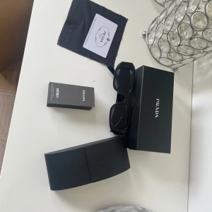 Prada solglasögon 17ws - Snygga solglasögon som aldrig används