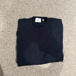 Svart stickad tröja från Selected - En klassisk svart stickad tröja från bläck med rund halsringning. Perfekt basplagg som passar till många olika stilar. Enkel och stilren design utan synliga detaljer. Knappt använd nypris 600kr mitt pris 250kr 