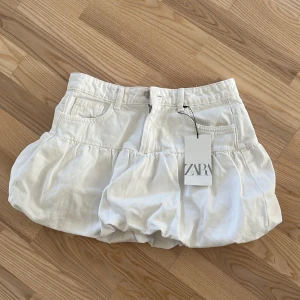 Jeanskjol - Jättesöt Vit ballongjeanskjol från Zara som aldrig använts🫶🏻💖