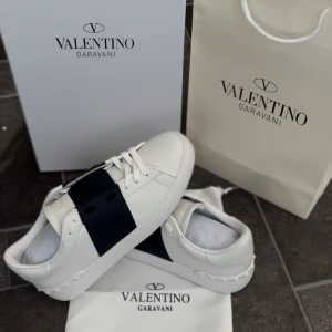 Valentino open garavani - Säljer ett par vita sneakers från Valentino Garavani. Perfekta för dig som gillar stilrena och exklusiva sneakers.