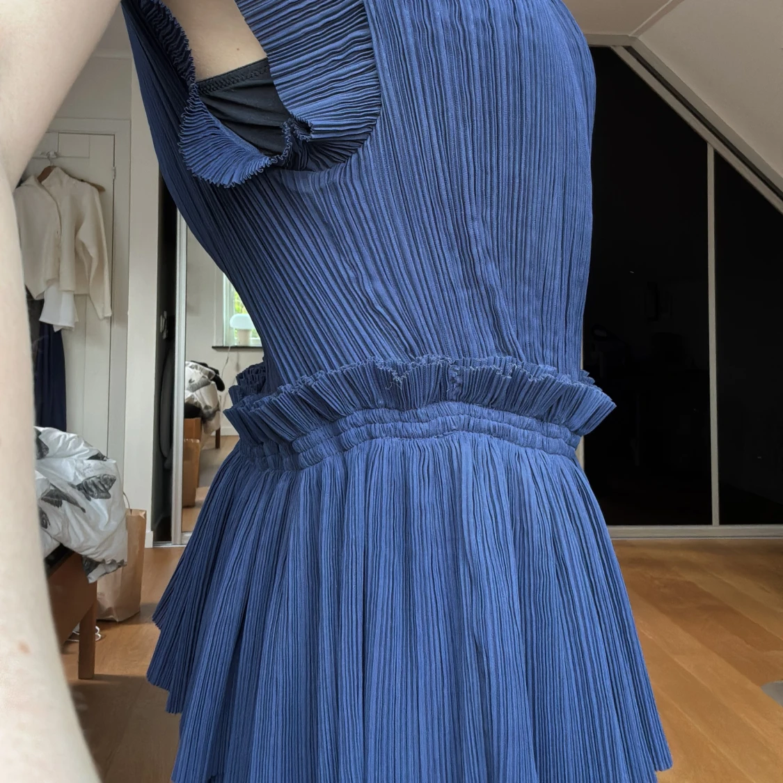 Marinblå plisserad klänning från Maje - 2