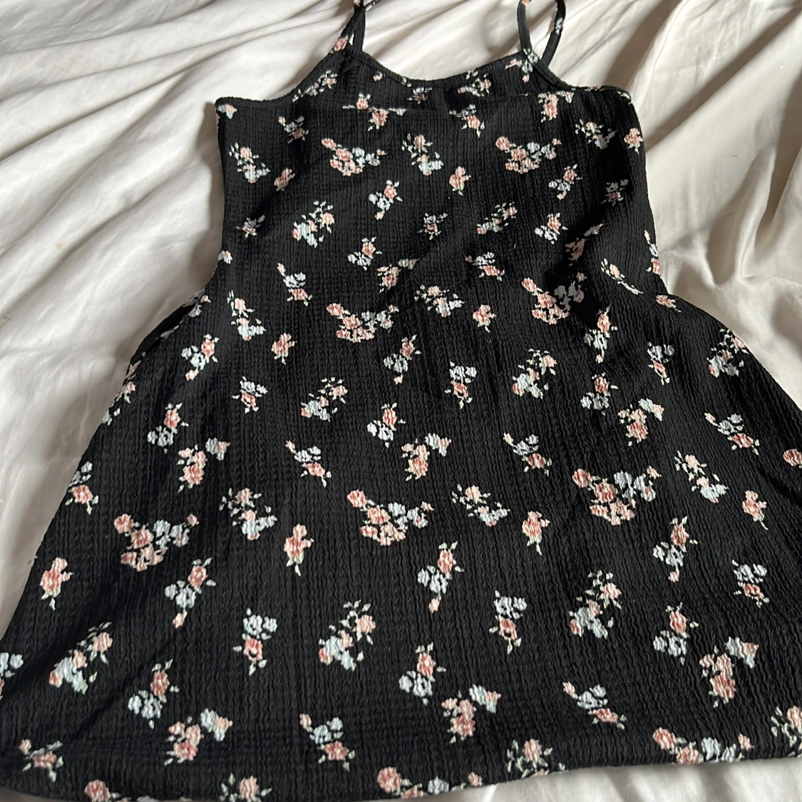 Svart blommig klänning med smala axelband