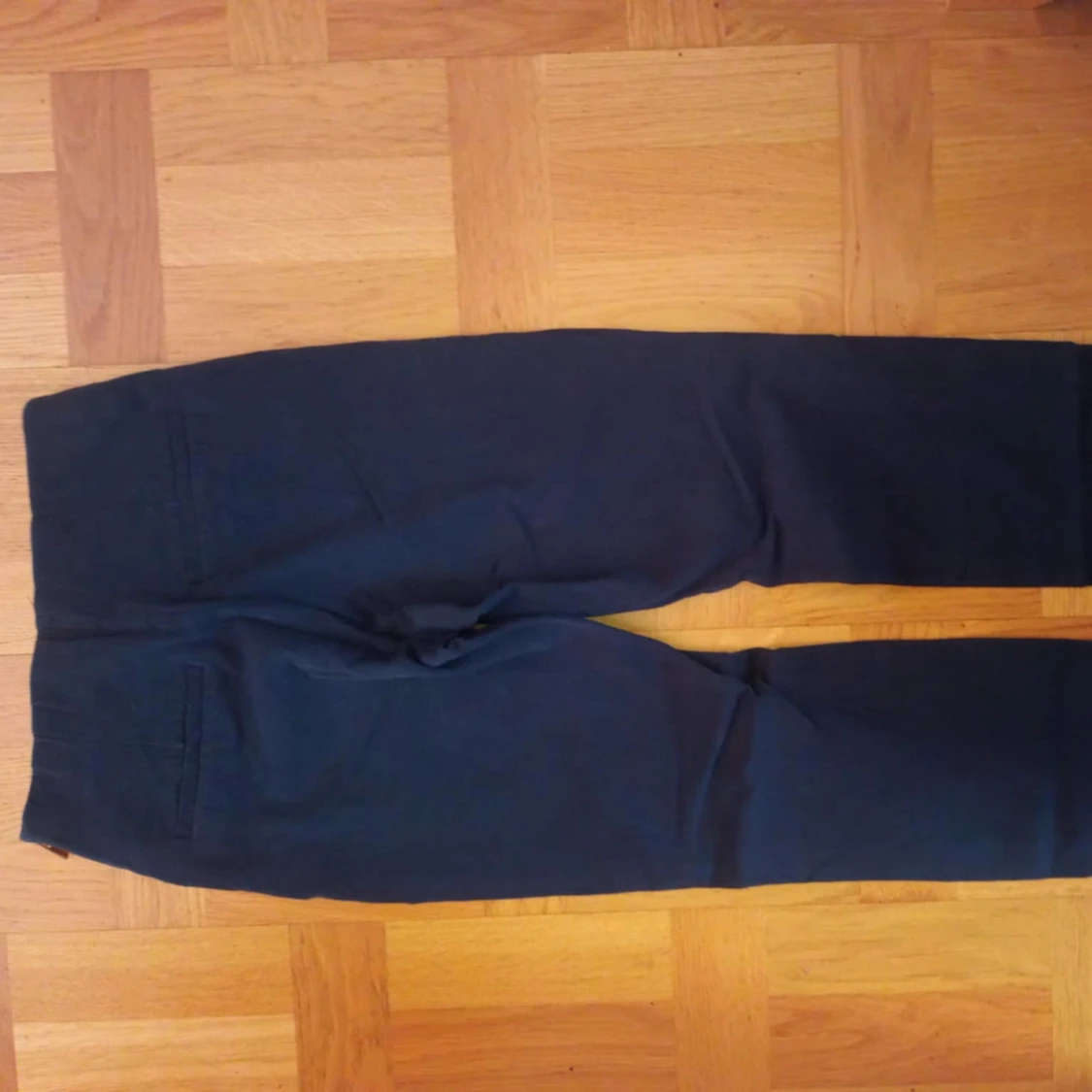 Marinblå byxor med guldknappar från Holly & Whyte - 1