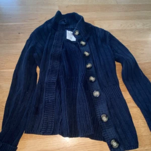 Mörkblå stickad kofta från H&M L.O.G.G. - Jättemysig  mörkblå stickad kofta. Använd ungefär 4 gånger