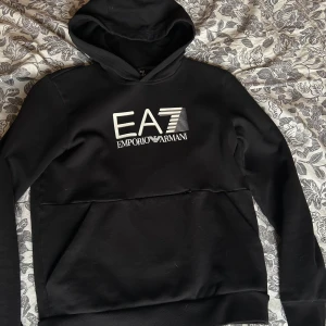EA7 hoodie - EA7 hoodie, har knappt använt den så den är i jättefint nytt skick och trycket är inge slitet. Skicka för bättre bilder 🖤
