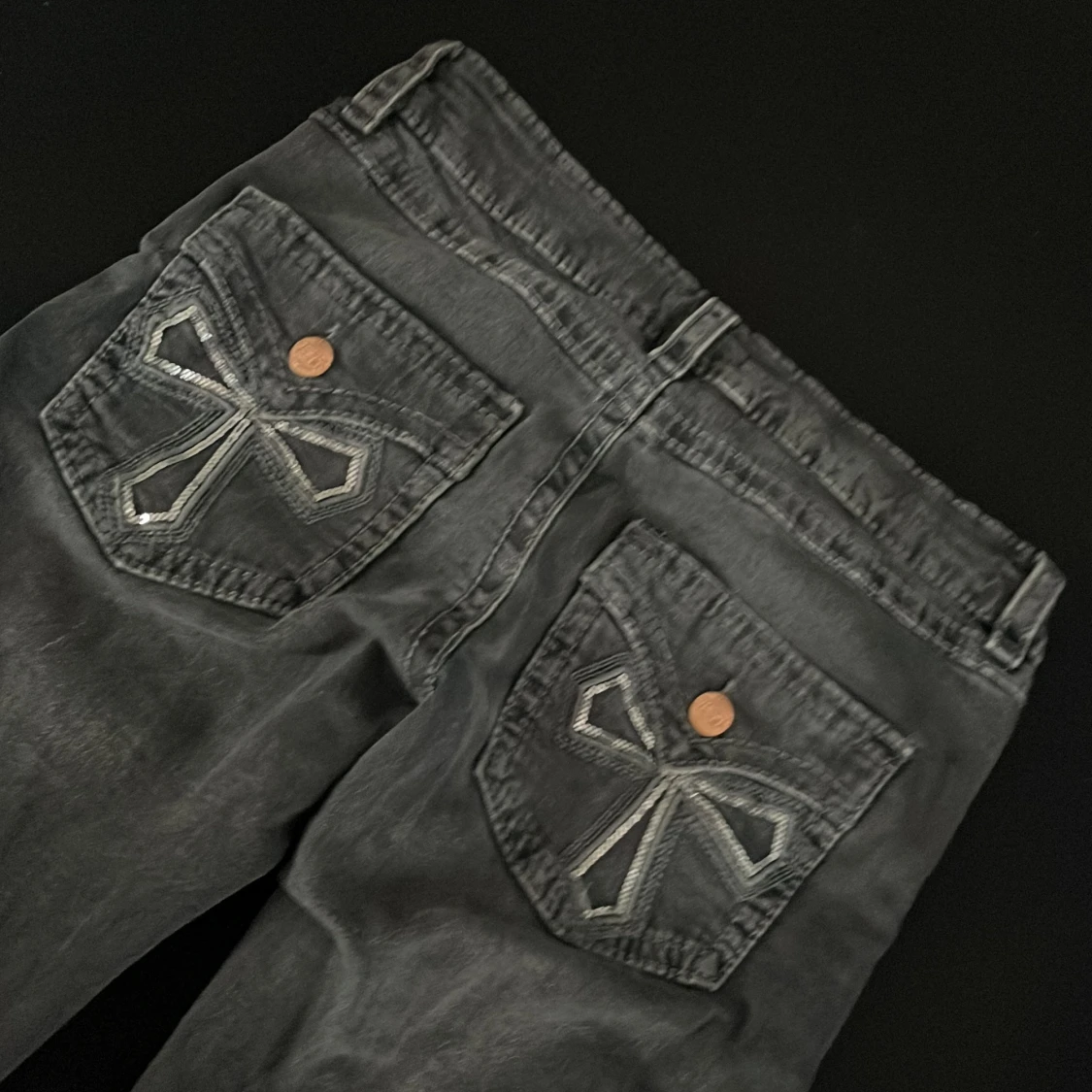 Svarta jeansbyxor från Gina Tricot med broderade bakfickor - 1