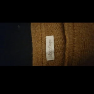 Beige stickad tröja med spetsdetalj från Sixty Days - Mysig beige stickad tröja från Saint Tropez med lång ärm och unik spetsdetalj nertill. Perfekt för lager-på-lager och ger en snygg touch till din outfit.