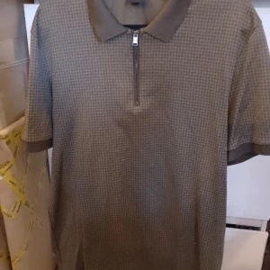 Hugo boss helt ny pike extra long - Slimfit piké tröja från Hugo Boss med dragkedja   OBS nyskick. Nypris låg på cirka 1349:- 