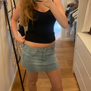 Ljusblå jeanskjol - Säljer en ljusblå jeanskjol med klassisk femficksdesign och kort längd. Kjolen har en enkel och stilren look med knapp och dragkedja framtill. Perfekt för dig som gillar en avslappnad och trendig stil. Står M på lappen men passar S/XS. Pris är diskuterbart vid snabb affär!🩷