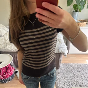 Randig topp - Snygg randig topp med massa paljetter på framsidan, baksidan syns på sista bilden!💕