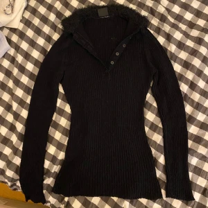 Svart tröja  - Svart tröja!