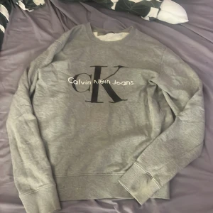 Hoodie - Jag säljer en Calvin Klein jeans hoodie. Har haft den i ca 2-3 år men bara använts 3-4 gånger. Den är jätte fin och sitter bra.