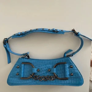 Blå väska  - jättefin blå somrig väska med silvriga kedja detaljer. Aldrig använt 