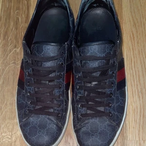 Gucci ace  - Gucci ace svarta strl 44 skick 8/10 använd en månad ungefär säljs då jag inte använder de längre söker flycrews strl 44 eller annat byte går också med på pris. Priset inte hugget i en sten bara skriva vid funderingar