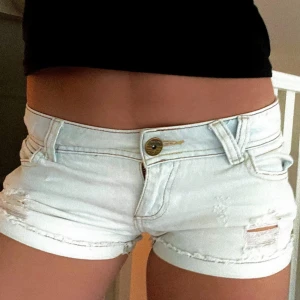 Superljusblåa lågmidjade jeanshorts - Se profil för massa fler lågmidjade jeansshorts! De absolut snyggaste jeanshortsen i en väldigt ljusblå färg från tally weijl💞 Midja rakt över: ca 40 cm💞 Finns fickor också men har vikt upp de på bilderna (man kan välja att ha de uppvikta och nedvikta)
