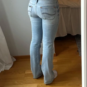 Jeans - De PERFEKTA ljusblåa utsvängda jeansen från lee🥹priser är prg av att jag verkligen gillar de!