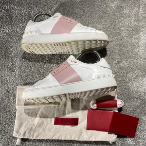 Valentino skor - Hej! Säljer nu mina skor från märket Valentino, storlek 36.5 bra skick, givetvis äkta. Tveka inte på att höra av dig om du har frågor eller funderingar kring skorna! 