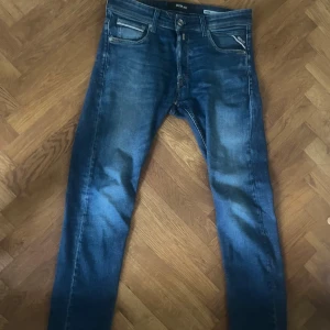 Replay jeans - Säljer dessa pga att de inte längre passar mig. Det är replay grover storlek, W:29, L:32