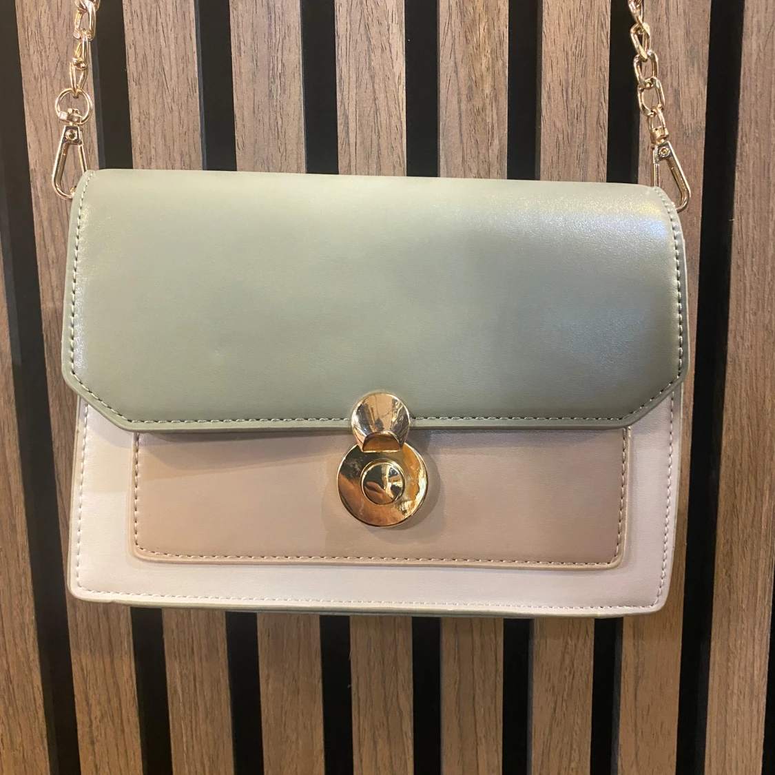 Grön och beige axelväska med guldkedja